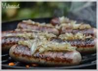 Bratwurst mit Zwiebeln und Sauerkraut perfekt zubereiten.