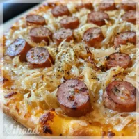 Bratwurst Pizza mit Sauerkraut Ein köstliches Rezept!