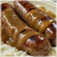 Bratwurst mit Zwiebelsoße und Kartoffelpüree genießen!