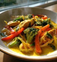 curry gemüsepfanne mit hähnchen