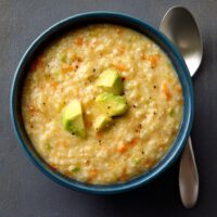 Babyfrühstück mit Haferflocken, Banane und Süßkartoffel