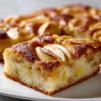 Blechkuchen mit Äpfeln und Pudding