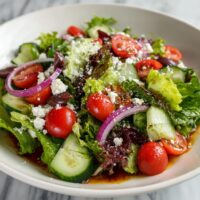 Bunter Salat mit Feta und Oliven