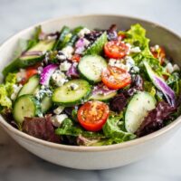 Bunter Salat mit Feta und Oliven