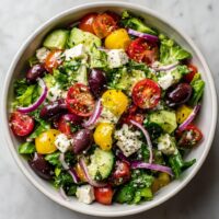 Bunter Salat mit Feta und Oliven