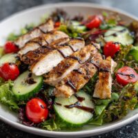 Gegrilltes Hähnchen mit gemischtem Salat