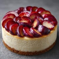 Käsekuchen ohne Boden mit Pflaumen