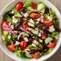 Mediterraner Salat mit Feta und Oliven