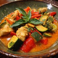 Rotes Thai-Curry mit Hähnchen