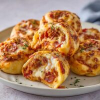 Salami- und Schinken-Pizza-Rollen