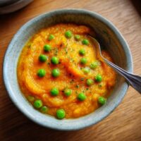 Süßkartoffel-Karotten-Püree mit Erbsen und Hähnchen
