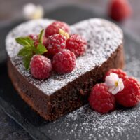 Valentinstagskuchen mit Himbeeren