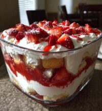 strawberry cheesecake trifle