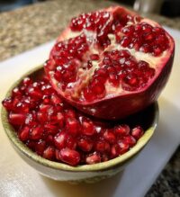 how to cut a pomegranate